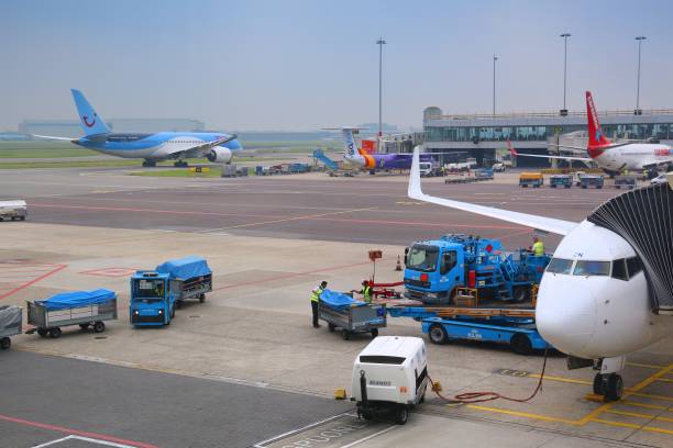 амстердам схипхол: аэропорт - flybe стоковые фото и изображения
