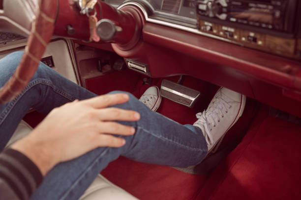 mężczyzna w retro ubrania jazdy vintage amerykański samochód. - pedal car driving shoe zdjęcia i obrazy z banku zdjęć