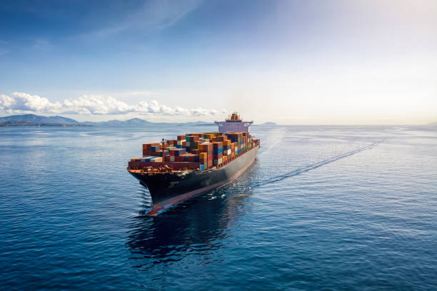 vista aerea di una nave da carico per container caricata pesante - shipping industrial ship sea nautical vessel foto e immagini stock