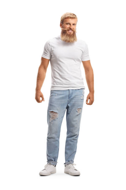 verticale pleine longueur d’un type blond avec la barbe et la moustache utilisant un t-shirt blanc et des jeans - t shirt white men jeans photos et images de collection