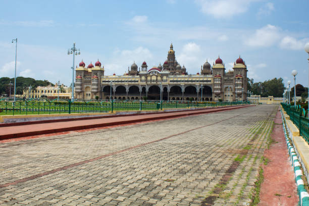un decked up ambavilas palace contro le nuvole per il festival dasara a mysuru nel karnataka / india. - decked foto e immagini stock