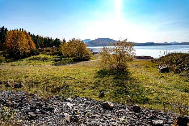 lago zyuratkul en los montes urales, otoño dorado, rusia - south ural fotografías e imágenes de stock