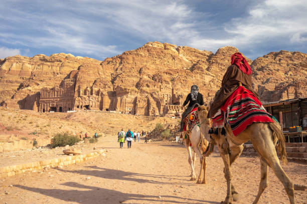 turistas en petra - camel ride fotografías e imágenes de stock