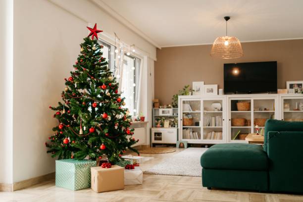 weihnachtsbaum mit geschenken im wohnzimmer - weihnachtsbaum stock-fotos und bilder