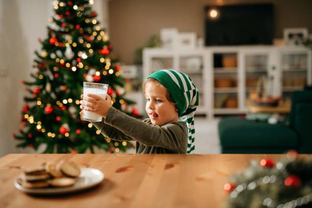 leche y galletas para santa claus para el niño - christmas child cookie table fotografías e imágenes de stock