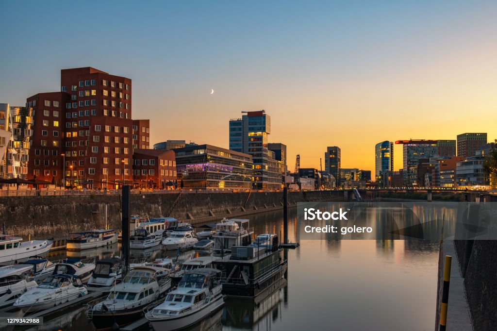 puerto de medios en Dusseldorf a la hora dorada - Foto de stock de Düsseldorf libre de derechos puerto de medios en Dusseldorf a la hora dorada - Foto de stock de Düsseldorf libre de derechos