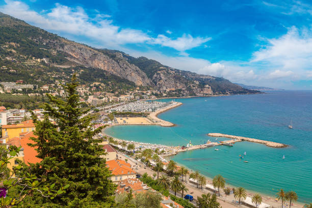 panoramiczny widok na menton, francja - aerial view cityscape menton beach zdjęcia i obrazy z banku zdjęć