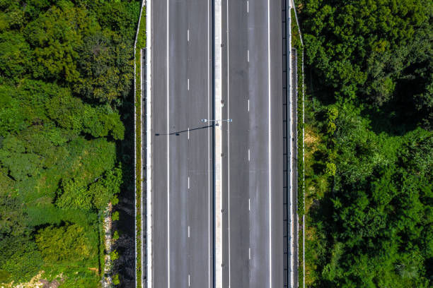drone view of heung yuen wai (hyw) highway in hong kong - road top view imagens e fotografias de stock