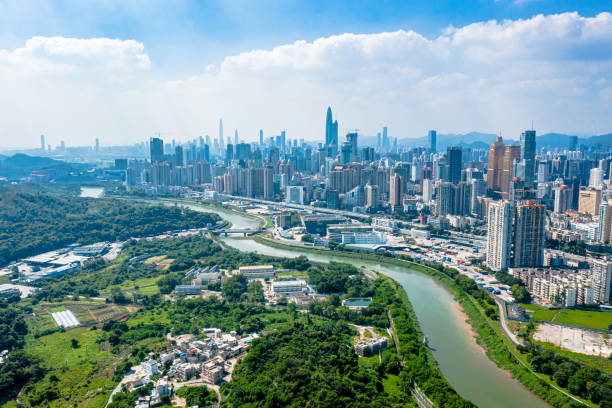 eine luftaufnahme des innenstadtbildes in shenzhen, china (daytime) - hong kong cityscape flowing water built structure stock-fotos und bilder