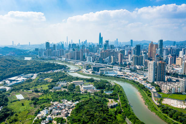 una vista aérea del paisaje urbano del centro de shenzhen, china (durante el día) - shenzhen fotografías e imágenes de stock