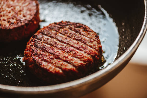 grilled vegan burger patties – meat alternative - barbecue grill barbecue burger hamburger imagens e fotografias de stock