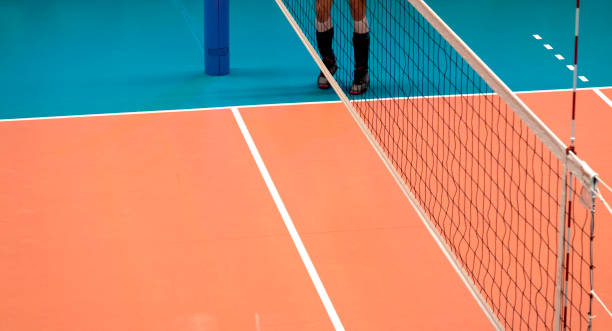 バレーボールネット。試合前に選手をトレーニングする。 - volleying sport indoors action ストックフォトと画像