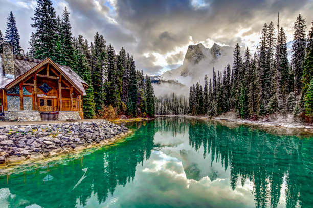 the lodge at emerald lake after a light snow fall - british columbia canada lake emerald lake imagens e fotografias de stock