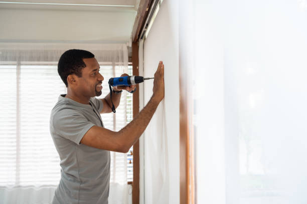 sonriente hombre afroamericano usando taladro eléctrico en la pared - home improvement drill men house fotografías e imágenes de stock