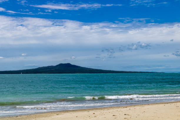 surf rodando en la playa. takapuna beach, auckland, nueva zelanda - auckland region fotografías e imágenes de stock