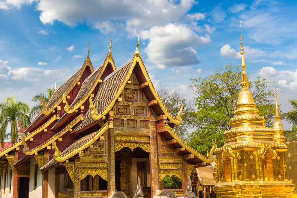 buddhistischer tempel in chiang mai - wat phra sing stock-fotos und bilder