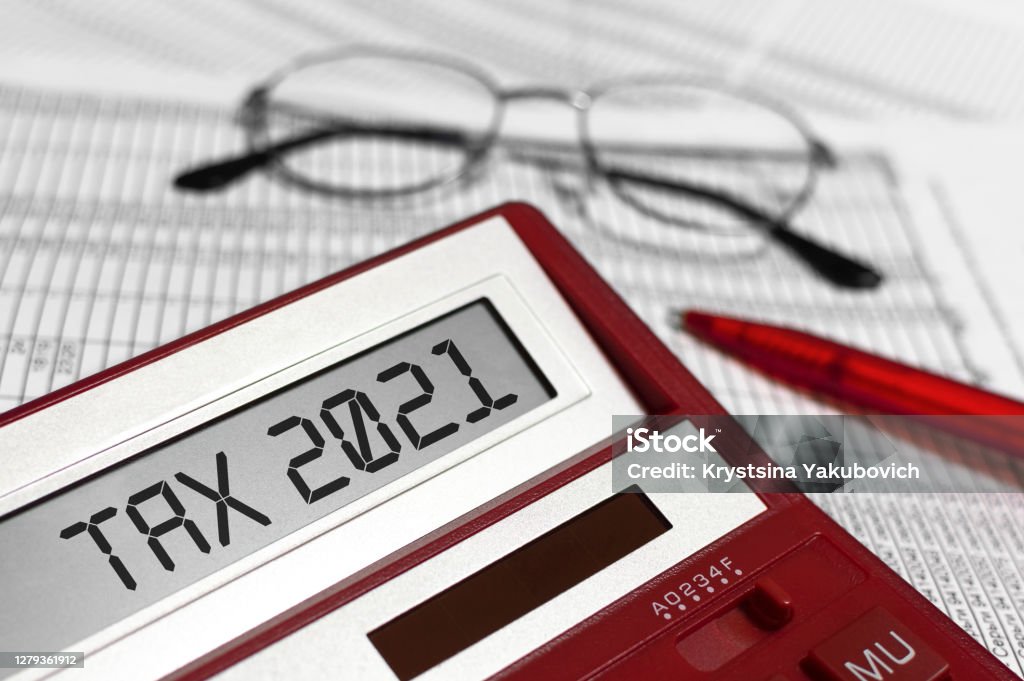 計算機上的 Word Tax2021。眼鏡、鋼筆和檔上的計算機。金融穩定的概念,損益表。 - 免版稅稅圖庫照片