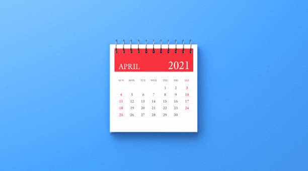 ring binder 2021 calendario aprile su sfondo blu - ring binder foto e immagini stock