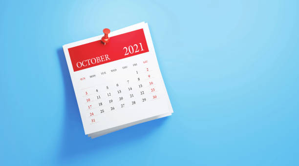 2021 publicarlo calendario de octubre sobre fondo azul - octubre fotos fotografías e imágenes de stock
