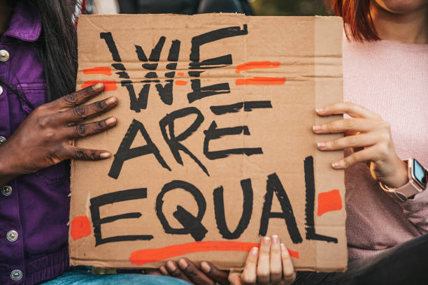 groupe de femmes démosting fos social equity - sign protestor protest holding photos et images de collection