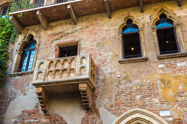 romeo und julia balkon in verona - travel juliets balcony balcony europe stock-fotos und bilder