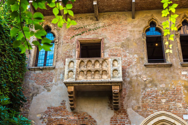 romeo und julia balkon in verona - travel juliets balcony balcony europe stock-fotos und bilder