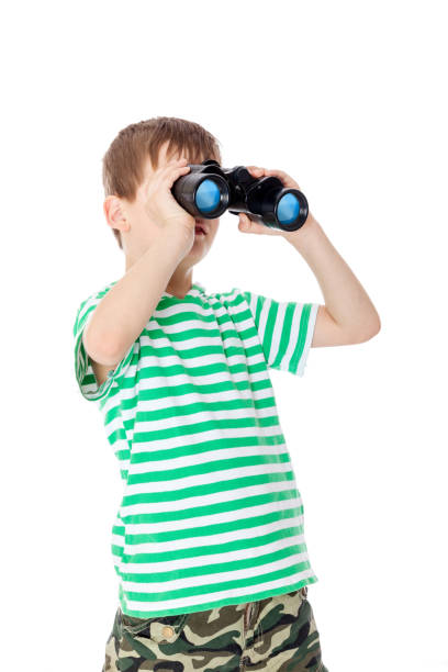 chłopiec trzymający lornetkę - discovery binoculars boy scout searching zdjęcia i obrazy z banku zdjęć