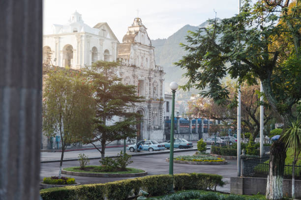 cathédrale du saint-esprit de quetzaltenango guatemala - cathédrale néo-classique et baroque de la ville coloniale - église catholique tôt le matin - neo baroque photos et images de collection