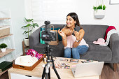 influencer-empfiehlt-produkt-online.jpg?b=1&s=170x170&k=20&c=4ZShSy5QZPEeMEY7zJUDZ3907Mu5s67s3qmKZhwCy5c=