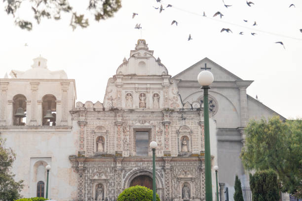 palomas sobrevolando la catedral del espíritu santo de quetzaltenango guatemala - catedral neoclásica y barroca de la ciudad colonial - iglesia católica temprano en la mañana - neobaroque fotografías e imágenes de stock