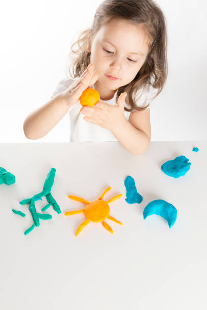 遊びクレイと遊ぶ幼児 - shaping clay ストックフォトと画像