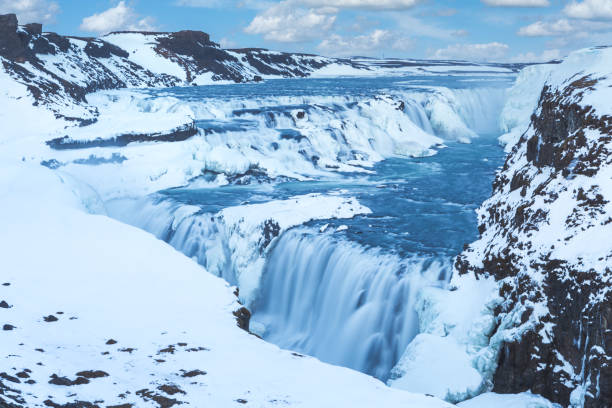 gullfoss en invierno con la cascada congelada en el cañón del río hvita, al suroeste de islandia - gullfoss falls fotografías e imágenes de stock