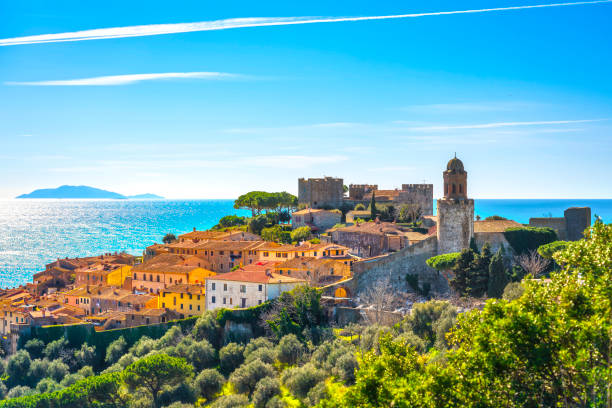 castiglione della pescaia, altstadt und meer. maremma toskana, italien - tuscany stock-fotos und bilder