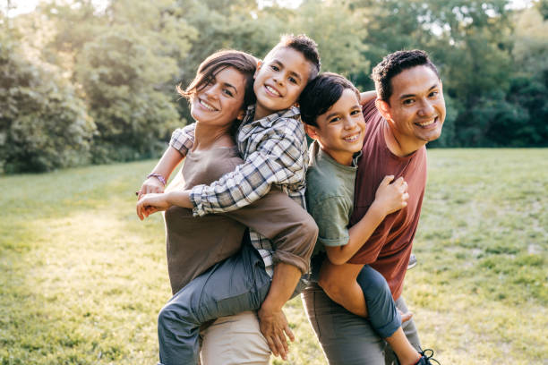 porträt der jungen mexikanischen familie - mexican ethnicity stock-fotos und bilder