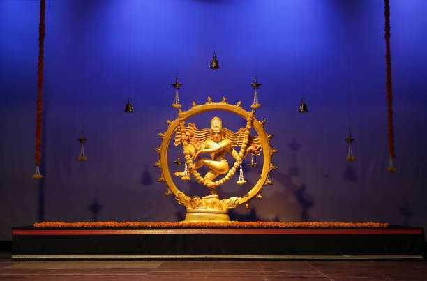 estátua de nataraj do deus hindu - conceito hindu - shiva nataraja dancing indian culture - fotografias e filmes do acervo