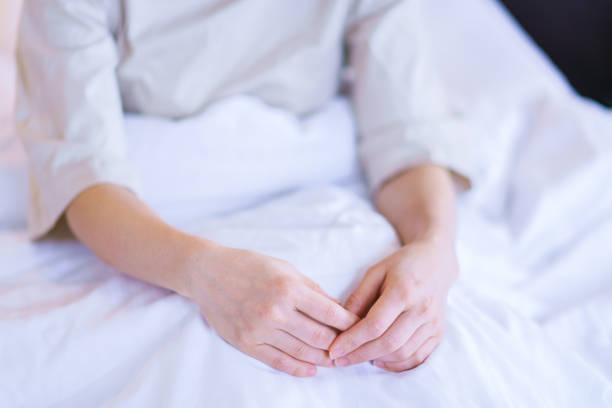 mujer de mediana edad levantarse temprano en la cama - hospital ward fotografías e imágenes de stock