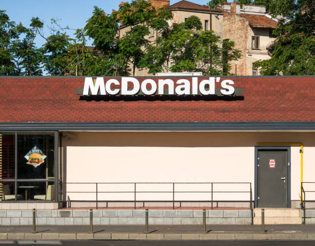 ブカレストにあるマクドナルドのファーストフードレストラン - mcdonalds french fries branding sign ストックフォトと画像