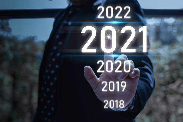 концепция празднования цифровой инфографики 2021 года. бизнесмен указывает в воздух с виртуальным экраном и всплывающим текстом 2021 года. - number 1 businessman one finger one person стоковые фото и изображения
