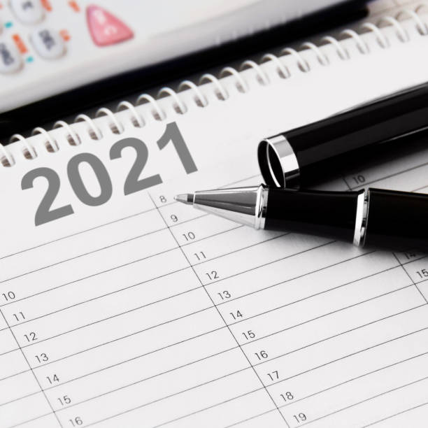 calendrier avec stylo et arrière-plan de calculatrice 2021 - timing is everything photos et images de collection