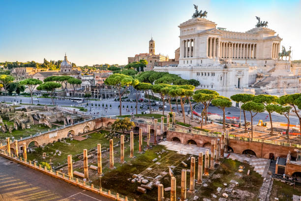 la lumière de l’heure dorée illumine le forum de trajan au cœur de rome avec l’altare della patria en arrière-plan - imperial italy rome roman forum photos et images de collection