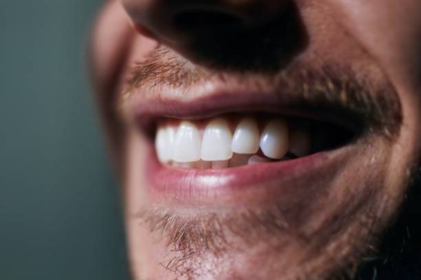 젊은 남자의 이빨 미소 - 30s male humor close up 뉴스 사진 이미지