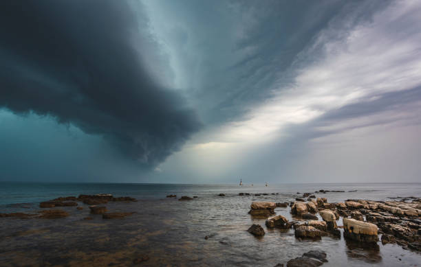 shelf arcus cloud sobre sea beach - arcus cloud fotografías e imágenes de stock