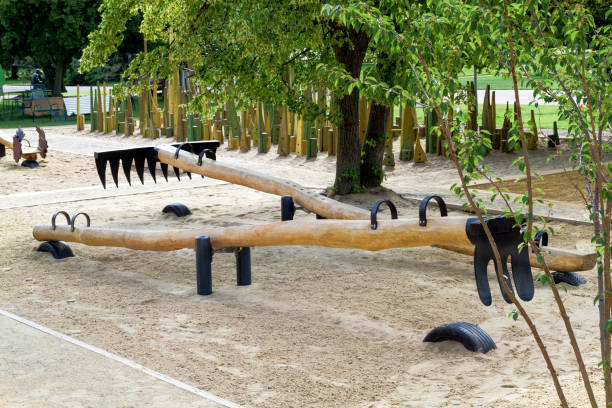 teeter - totter fotografías e imágenes de stock