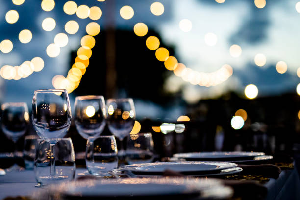 impostazioni del tavolo di lusso per una cucina raffinata - champagne wedding luxury dinner foto e immagini stock