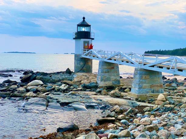 marshall point lighthouse, maine - marshall point lighthouse beacon lighthouse light imagens e fotografias de stock