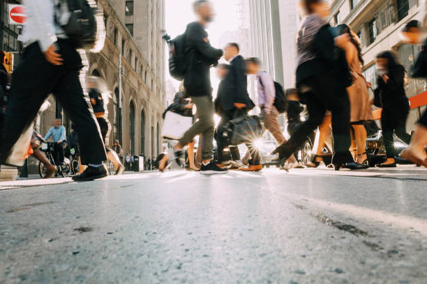 strada affollata in centro all'ora di punta - quartiere finanziario foto e immagini stock