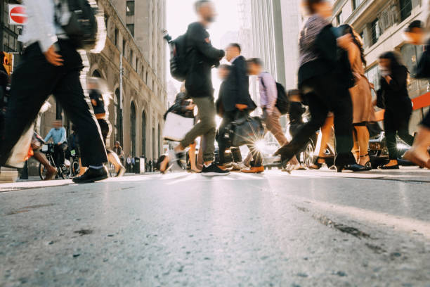 혼잡한 시간대에 다운타운의 붐비는 거리 - walking rush hour people business 뉴스 사진 이미지