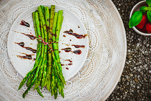Grilled Green Asparagus with Balsamic Vinegar – perfect for a ketogenic, low carb diet