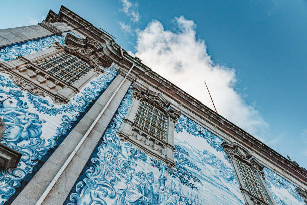 famosa chiesa di carmo con la sua bellissima arte azulejo a porto, portogallo - walking point of view foto e immagini stock