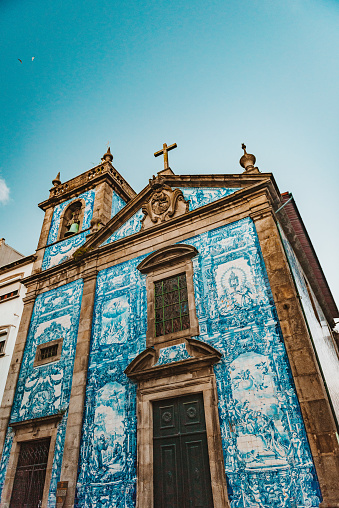 Chapel of Souls, also known as Chapel of Santa Catarina is located in the civil parish of Santo Ildefonso of Porto. The building was constructed in the XVIII century. The external walls were covered with blue-white ceramic tiles depicting episodes like Death of Saint Francis of Assisi and the Martyrdom of Santa Catarina by Eduardo Leite in 1929. The two-story bell tower on the left side of the building is separated by a pillar and covered by a dome. The chapel was classified as Property of Public Interest in 1993.